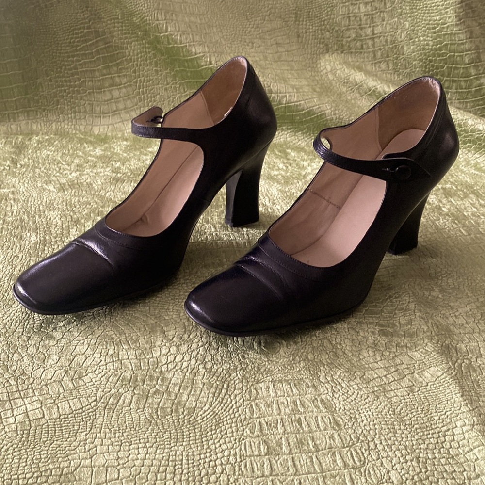Super cute button Mary Jane heels - Size 9 narrow